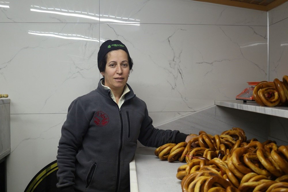 Yaptığı işle bayanlara ilhan oluyor: Simitten ekmeğe fırında her şeyi yapıyor 74 tPyz6VYSskO5frug92W1bQ