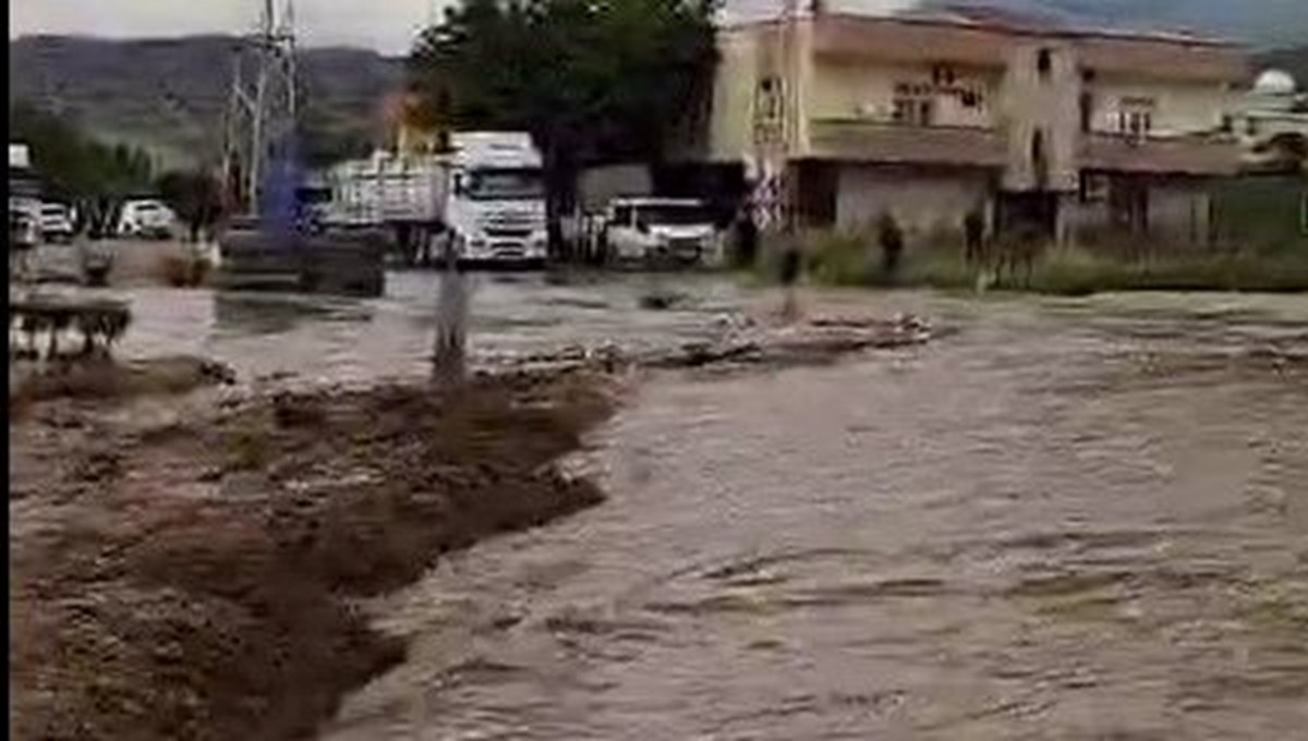 Şırnak’ta şiddetli yağış: Caddeler suyla doldu, ulaşım aksadı