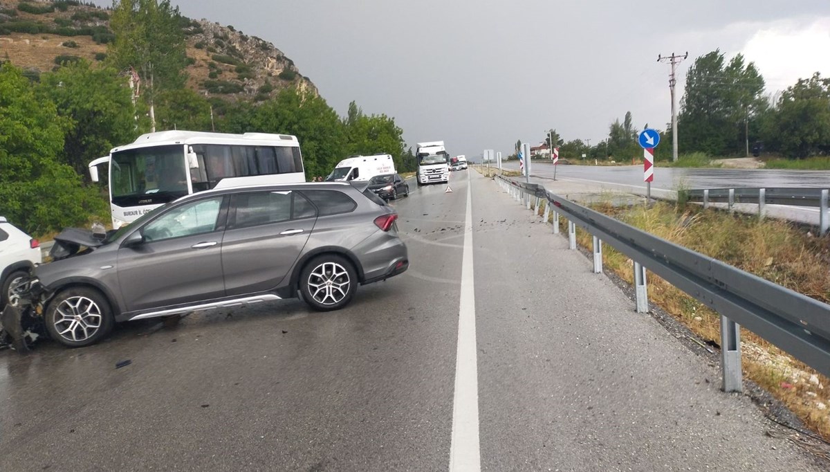 Burdur-Fethiye kara yolunda iki otomobil çarpıştı: 6 yaralı