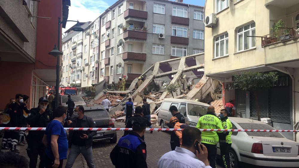 Zeytinburnu'nda boşaltılan 5 katlı bina çöktü - 1