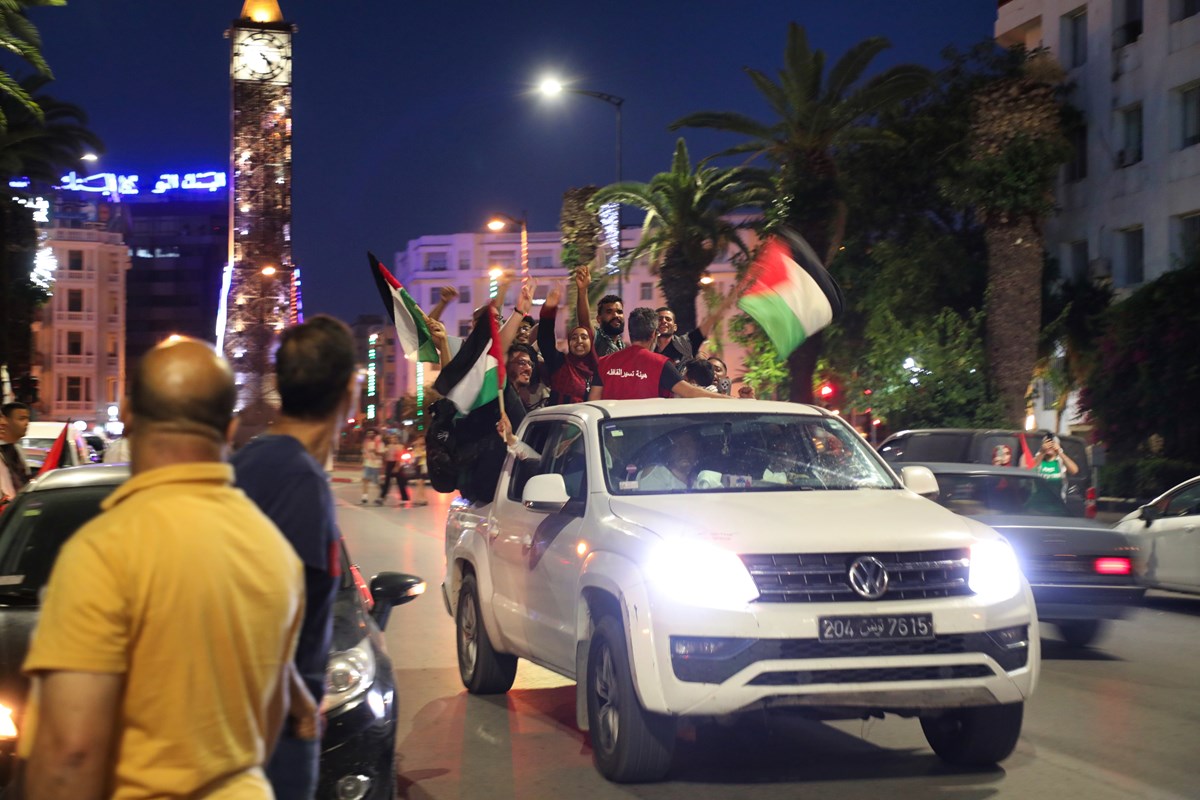 Çok sayıda kişi de Filistin ve Tunus bayrakları taşıyarak konvoyu uğurladı.