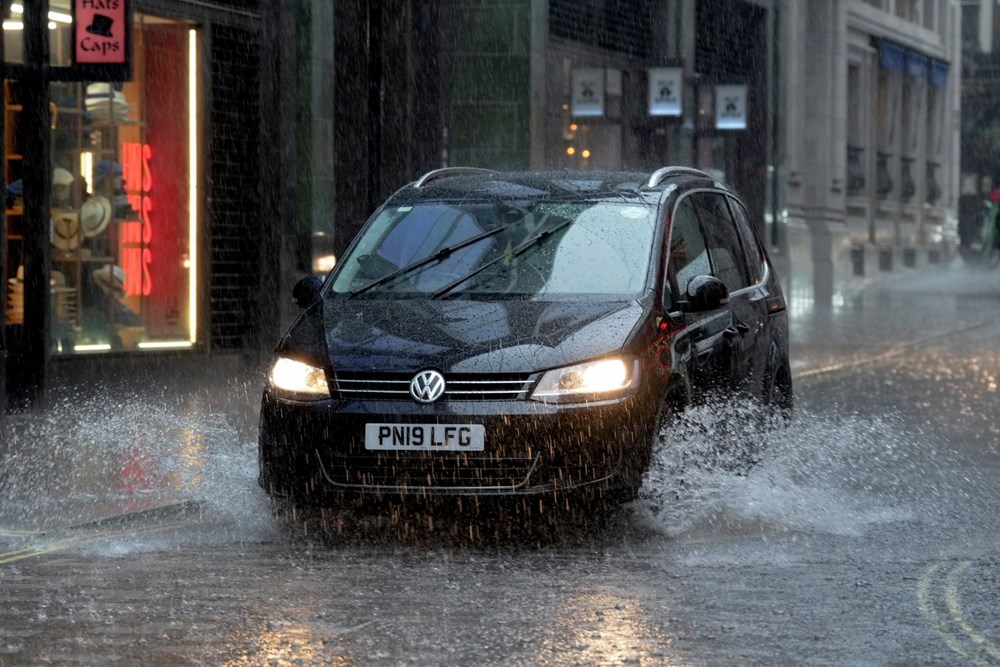 İngiltere’yi sel vurdu: Metro ve tren seferleri iptal edildi - 2