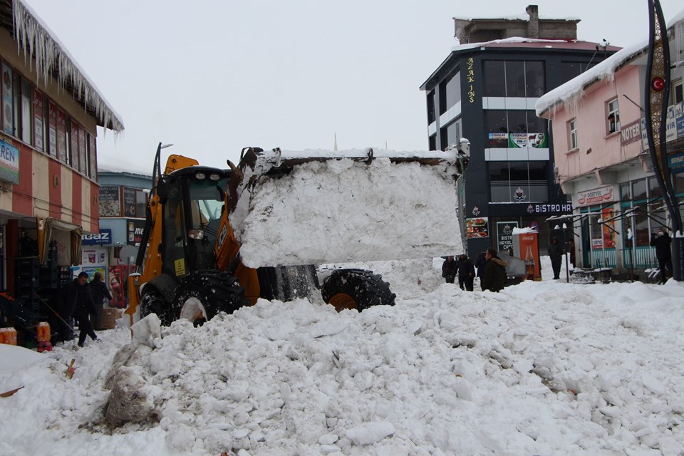 Karlıova ilçesinden günde 60 kamyon kar taşınıyor - 2