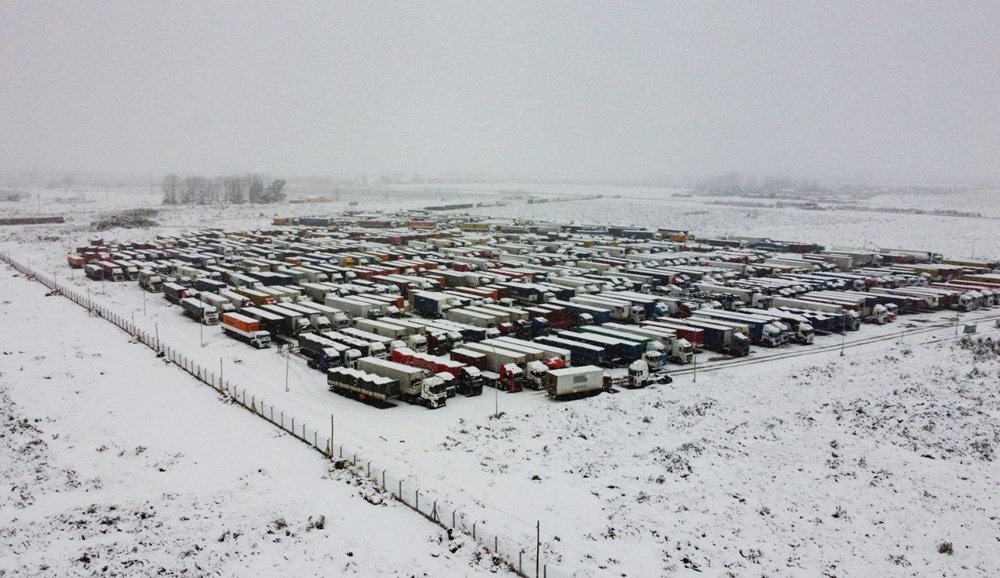 Kar fırtınası esareti: Binlerce araç sınırda mahsur kaldı - 10