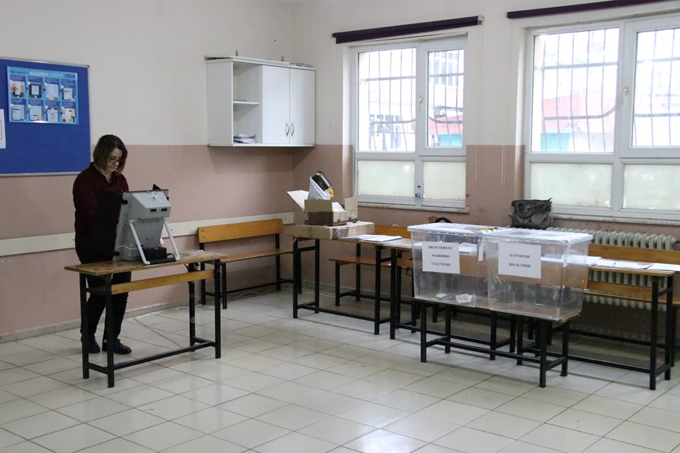 Bulgaristan'da halk erken genel seçim için sandık başında - 1