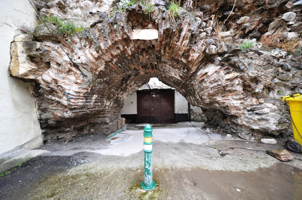 Bursa'da 2 bin 500 yıllık surlara ev - 1