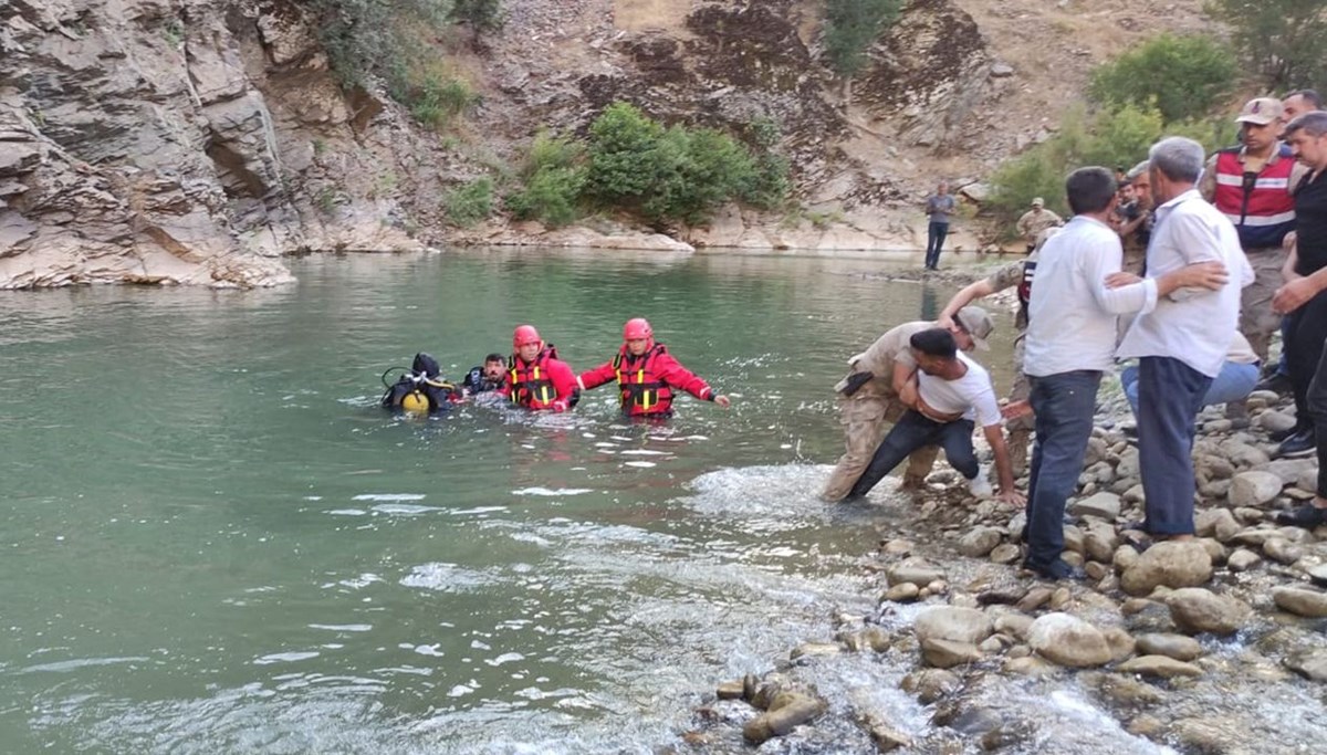 Derede balçığa saplanan genç boğuldu