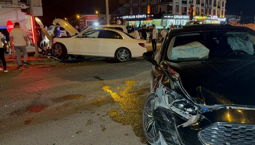 Düzce’de ışıklı kavşakta 2 araç çarpıştı: 4 yaralı