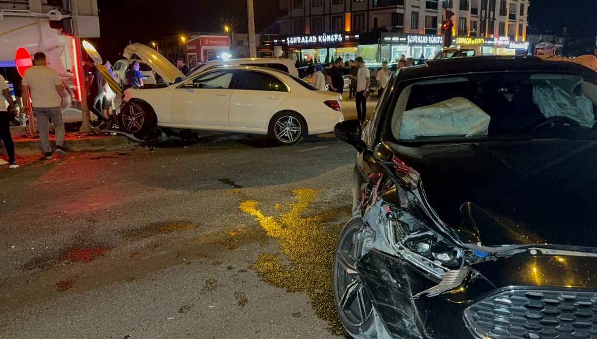 Düzce’de ışıklı kavşakta 2 araç çarpıştı: 4 yaralı