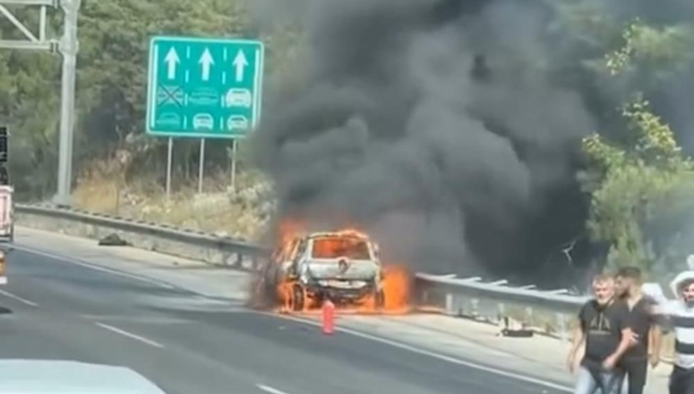 Otoyoldaki yangın ormana sıçradı: Ekipler olay yerinde