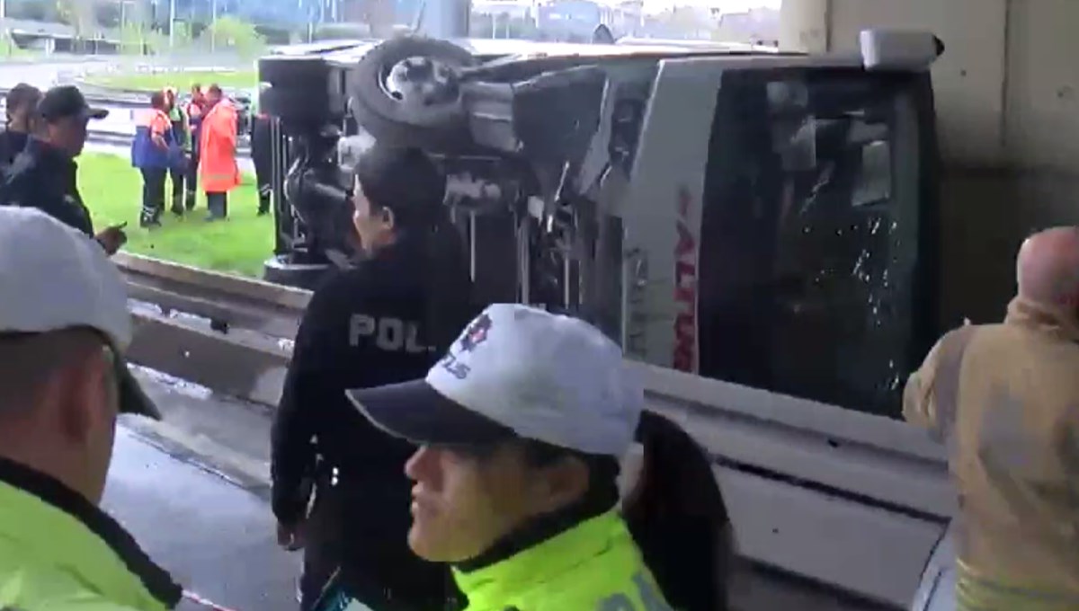 SON DAKİKA HABERİ: Polisleri taşıyan servis aracı yoldan çıktı: Yaralılar var SON DAKİKA HABERİ: Polisleri taşıyan servis aracı yoldan çıktı: Yaralılar var