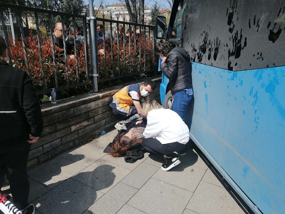 Kadıköy'de kaldırıma çıkan minibüs 2 kişiyi ezdi - 1