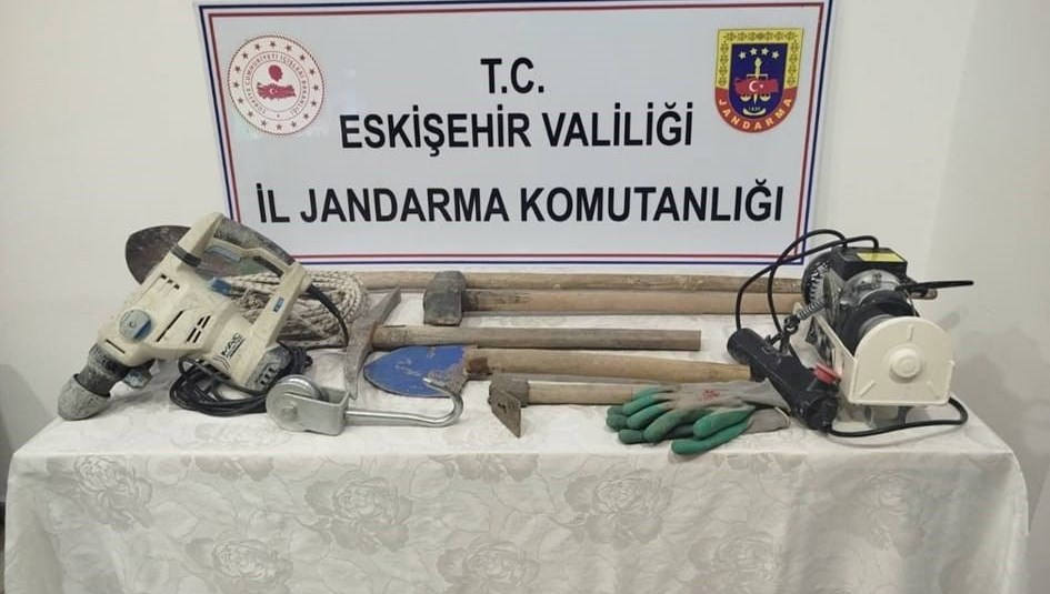 Babasına ait bahçede kaçak kazı yapan şüpheli yakalandı