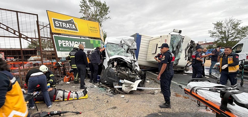 Tekirdağ’da işçi servisi ile kamyon çarpıştı: 3 can kaybı, 9 yaralı - 1