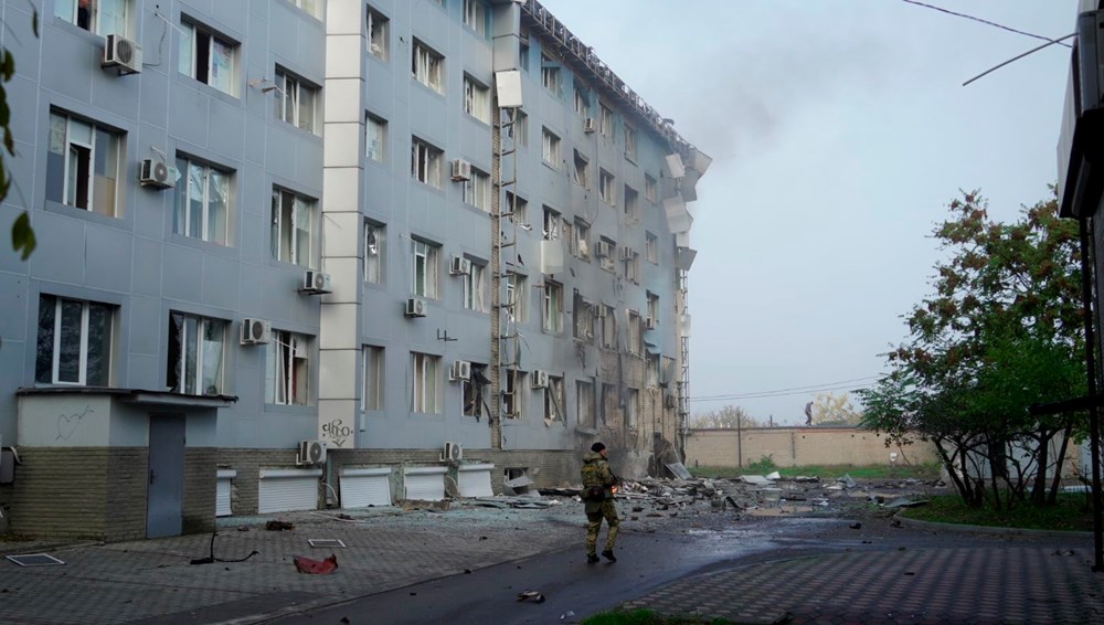 Rusya'nın ilhak ettiği Melitopol'de televizyon istasyonu önünde bomba yüklü araç patladı - 3