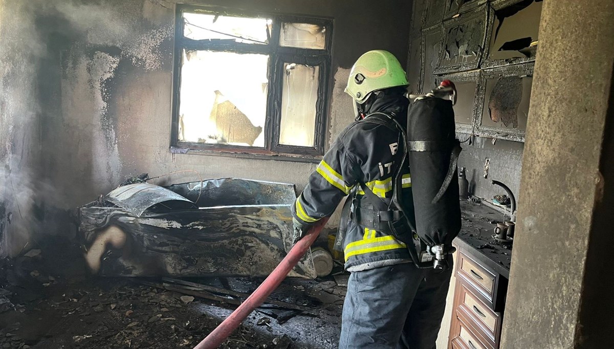 Balkonda başlayan yangın mutfağı kül etti