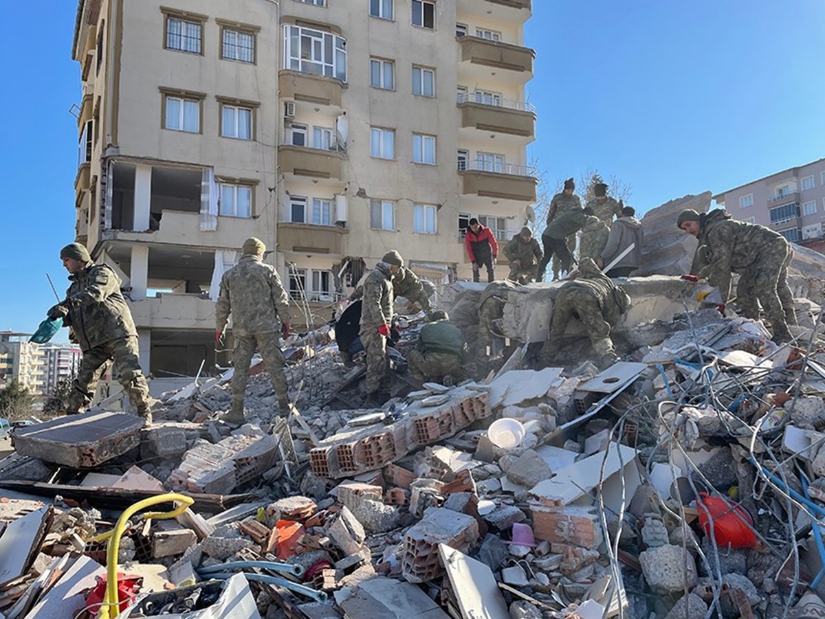 Antakya’daki Gökkuşağı Apartmanı ilk sarsıntının 30’uncu saniyesinde yıkıldı