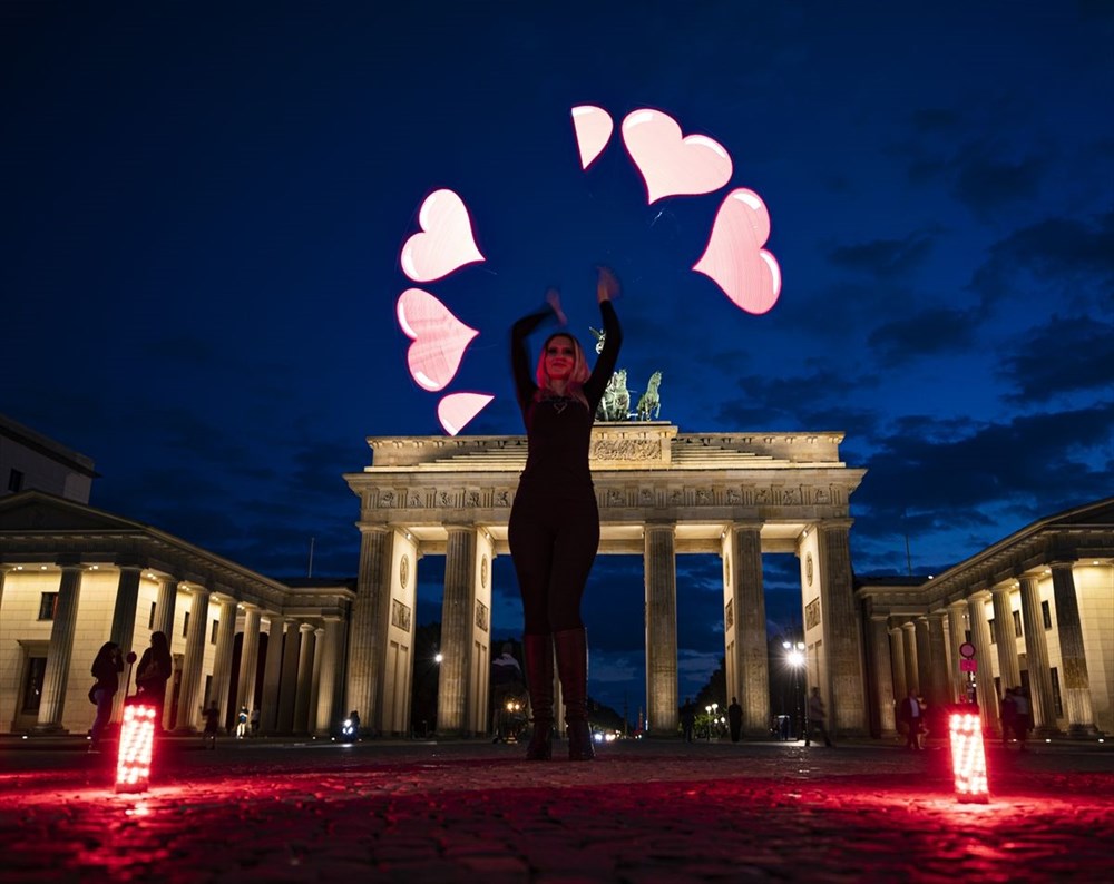 Almanya'da ışık gösterisiyle corona virüs protestosu - 10