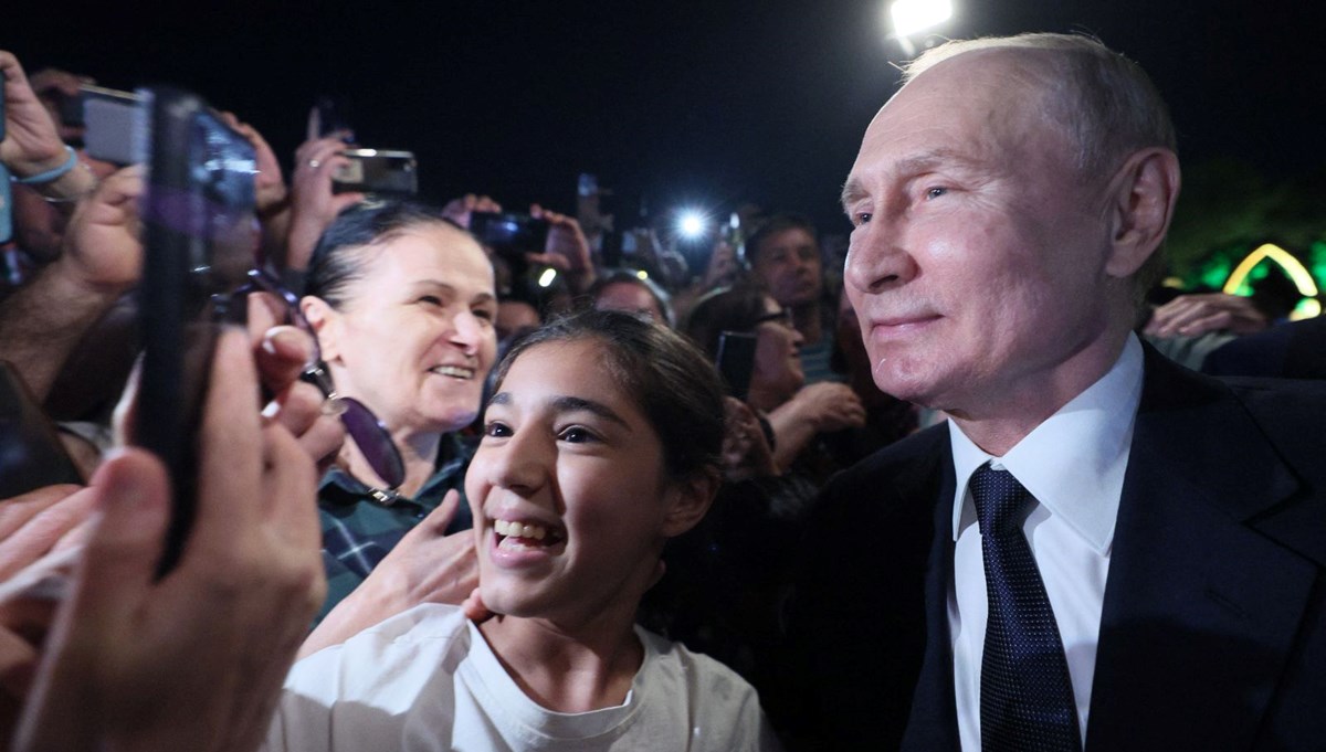 Putin'den rock yıldızı pozları: Dublör mü kullandı? Putin'den rock yıldızı pozları: Dublör mü kullandı?