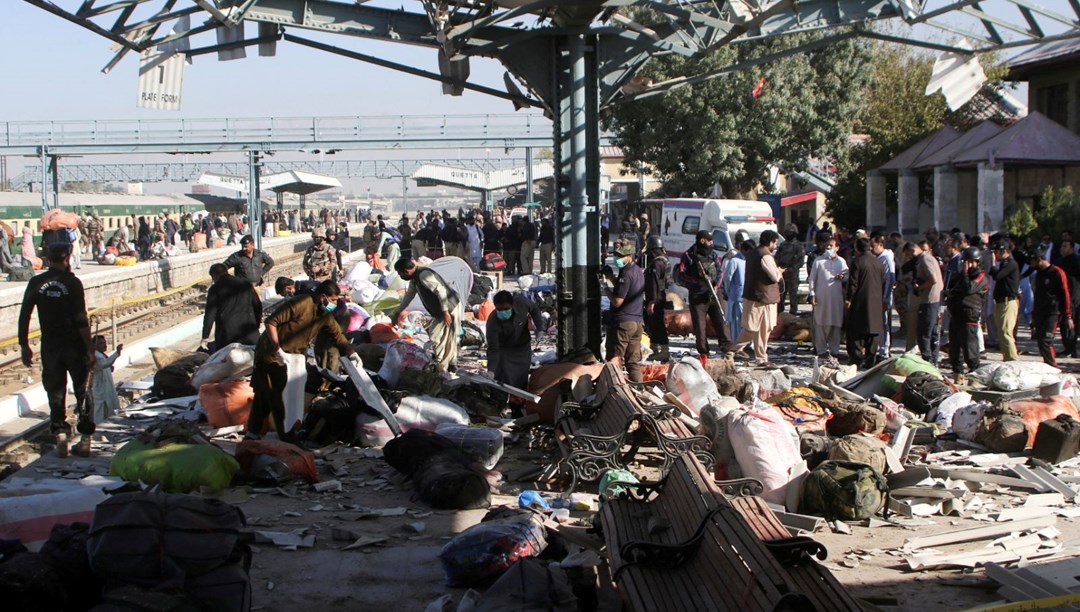 Pakistan'da tren istasyonunda korkunç patlama: En az 26 kişi öldü, durak can pazarına döndü