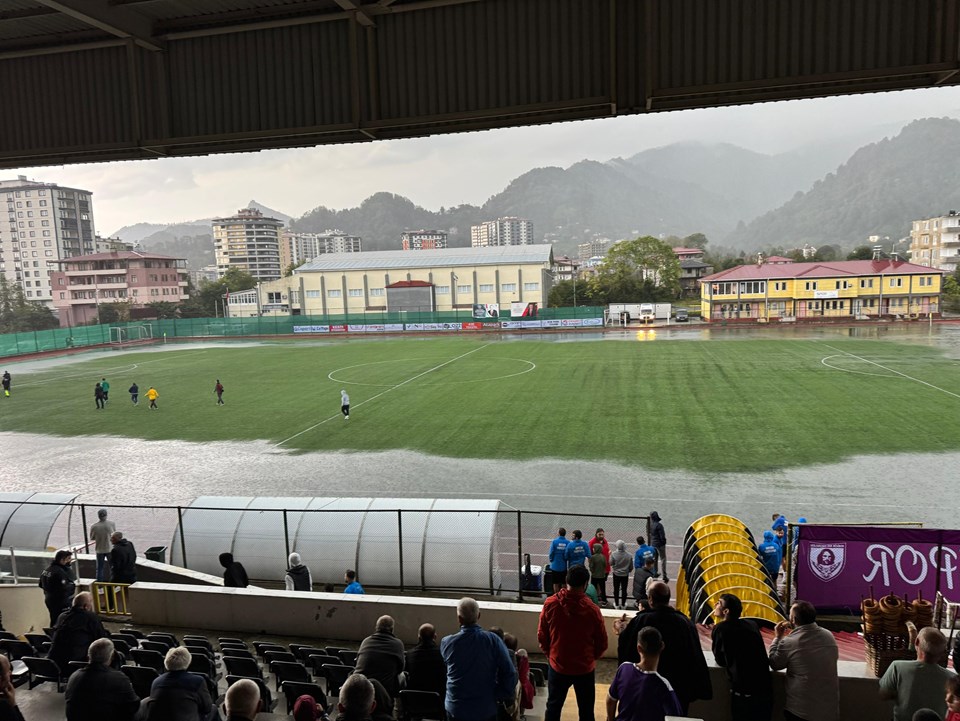 Artvin'de şiddetli yağış nedeniyle 3. Lig maçı ertelendi - 1