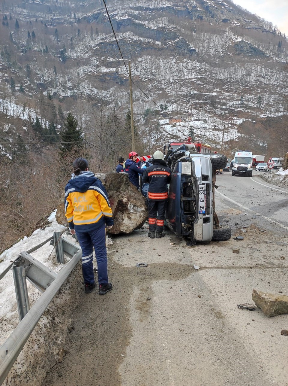 Trabzon'un Tonya ilçesinde kamyonetin üzerine kaya düşmesi sonucu 4 kişi hayatını kaybetti.