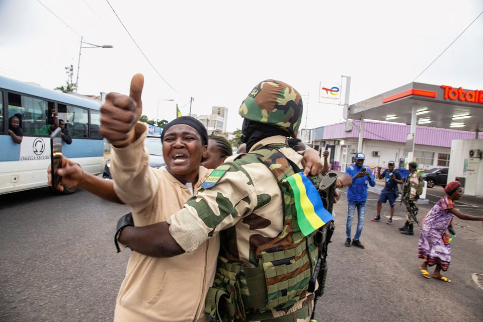 Gabon'da askerler yönetime el koydu - 1