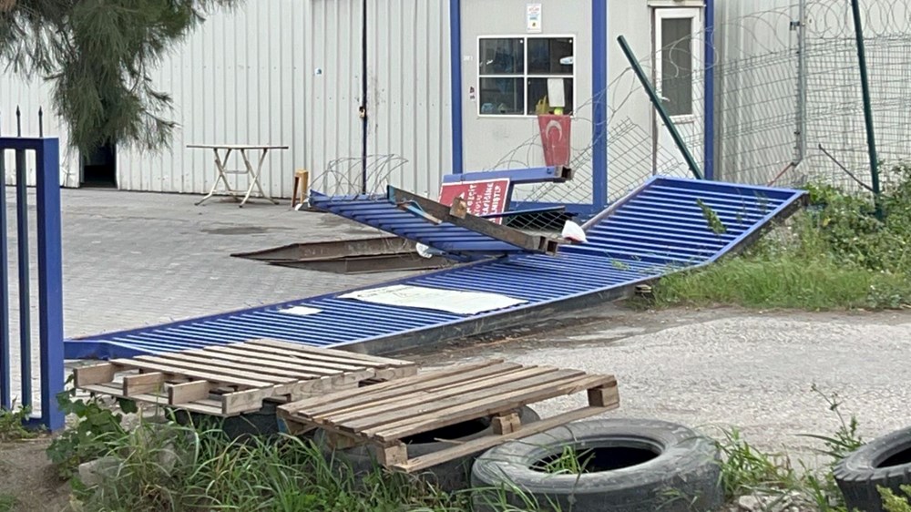 Hatay’da şiddetli fırtına: 4 katlı binanın çatısında su deposu asılı kaldı - 5