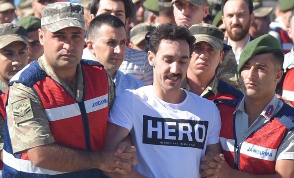 "Hero" yazılı tişört giyen 2 üniversiteliye gözaltı - 1