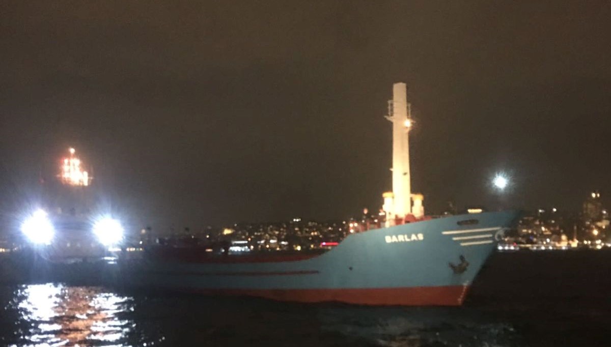 Kız Kulesi açıklarında arızalanan gemi römorkörle çekildi