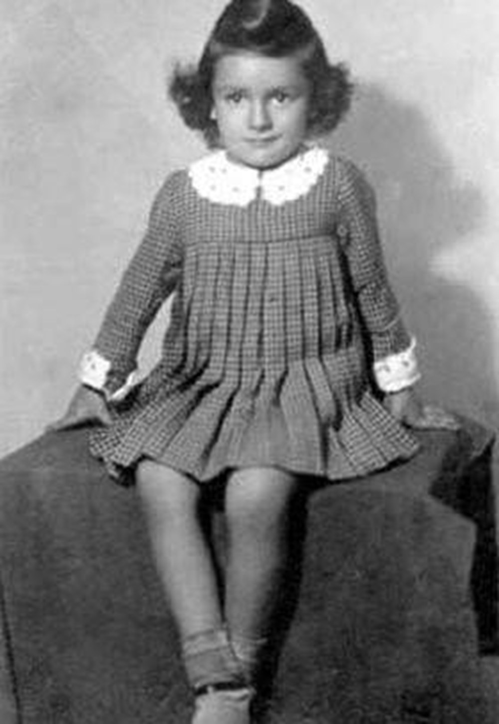 Su Burcu Yazgı Coşkun'dan nostaljik kare (Ünlülerin çocukluk ve gençlik halleri) - 665