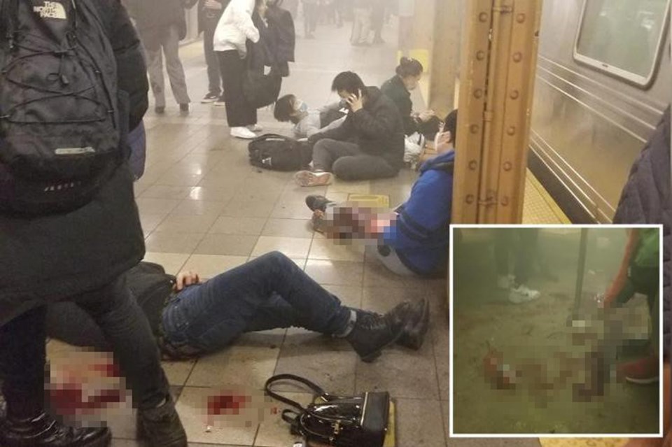 New York metrosunda silahlı saldırı: 16 kişi yaralandı - 1