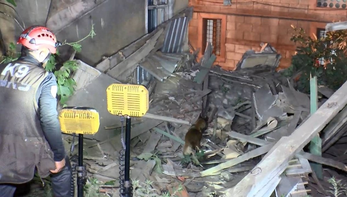Deprem sonrası hasar alan bina çöktü
