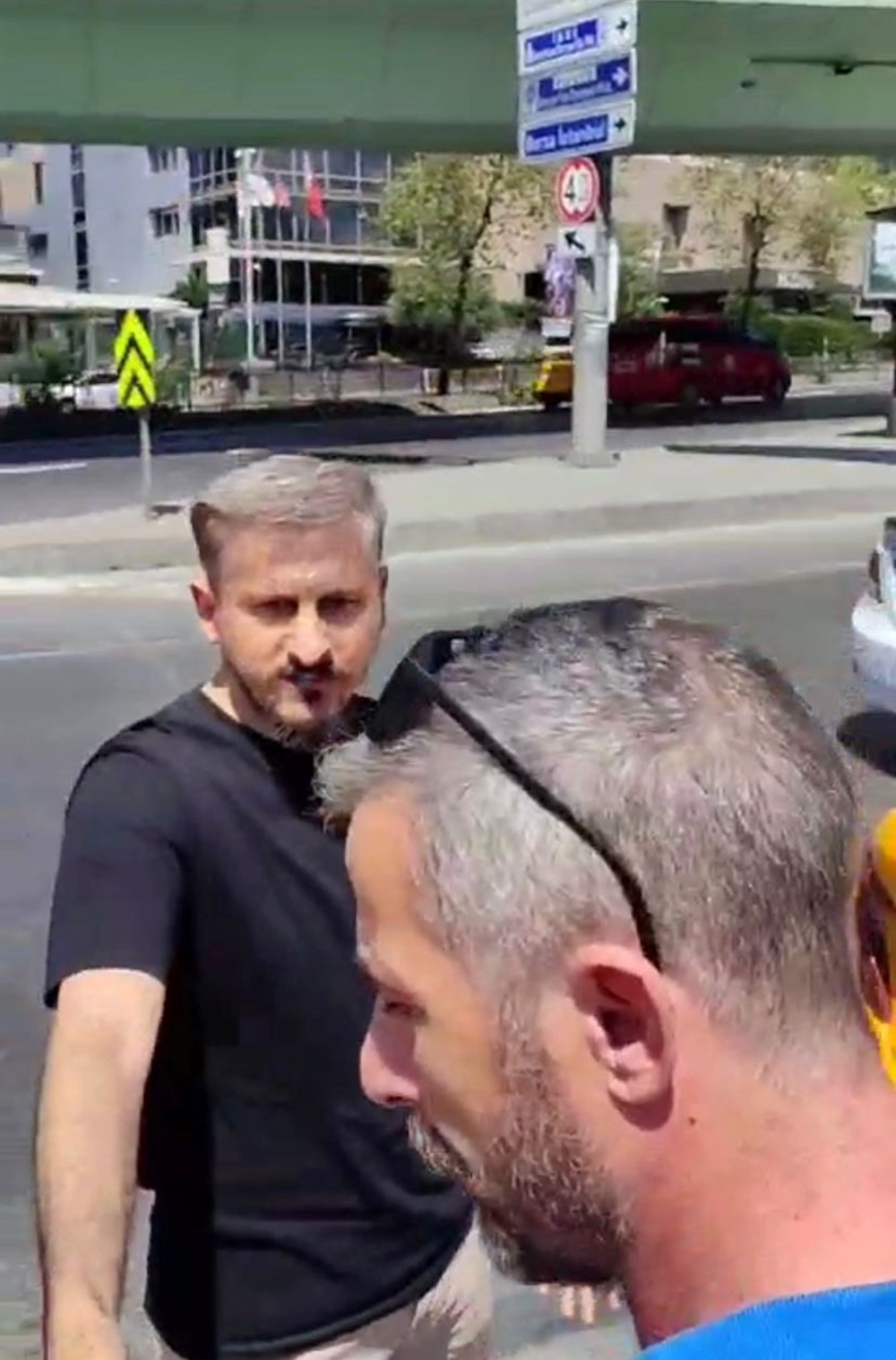 Mesafeyi beğenmeyen taksici, 4 yaşındaki kızıyla birlikte taksiden indirdi - 3