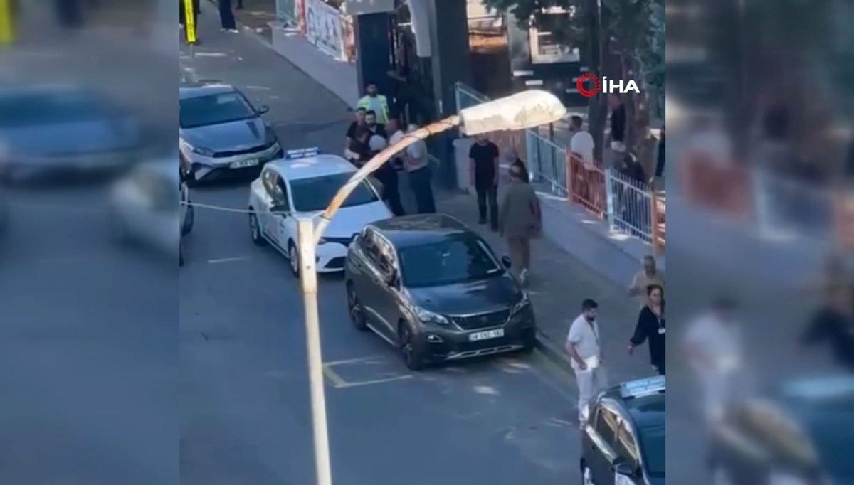 Beylikdüzü'nde hareketli anlar: Yakını direksiyon sınavında kaldı, bıçakla eğitmene saldırdı Beylikdüzü'nde hareketli anlar: Yakını direksiyon sınavında kaldı, bıçakla eğitmene saldırdı