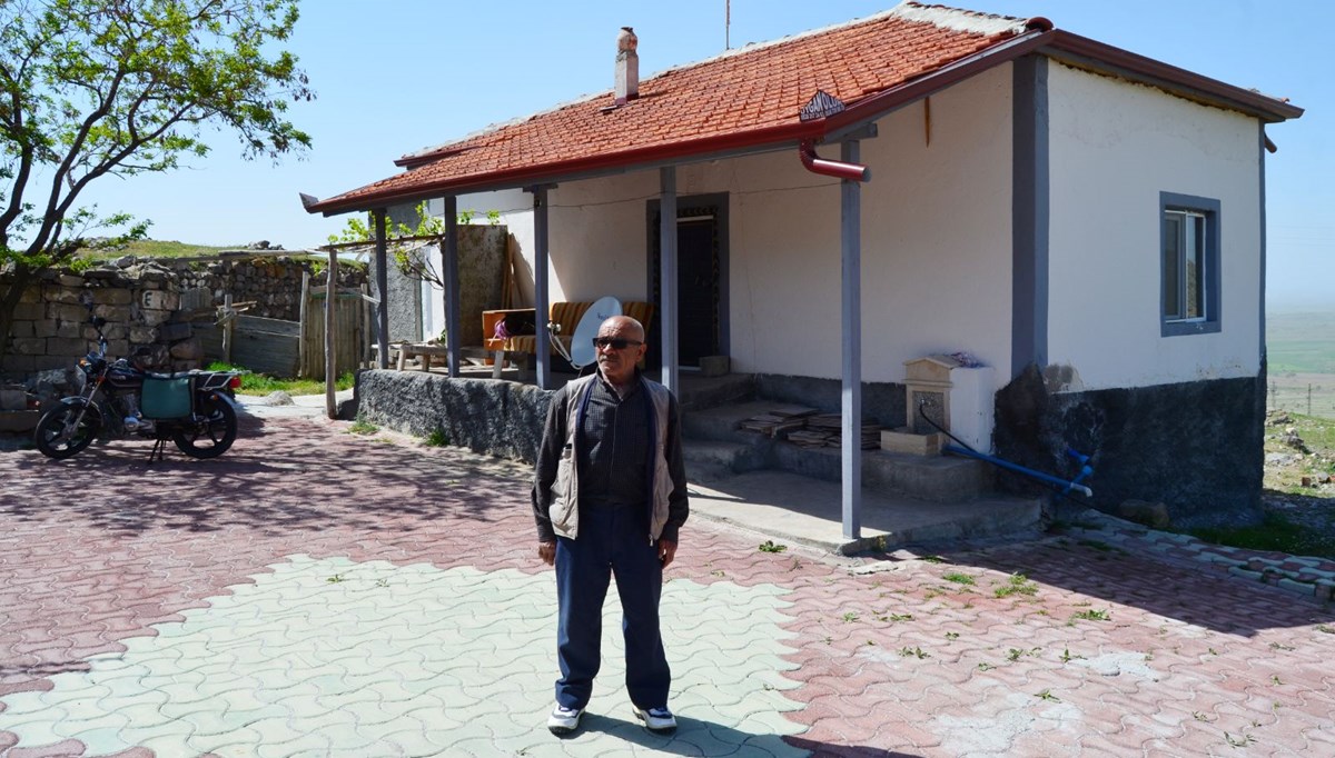 32 yıl önce herkes gitti, o terk etmedi: Köyde tek başına yaşıyor 32 yıl önce herkes gitti, o terk etmedi: Köyde tek başına yaşıyor