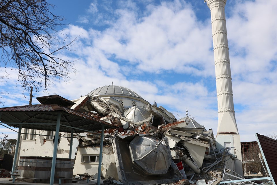 Deprem sonrası cami yıkıldı, minaresi ayakta kaldı - 1