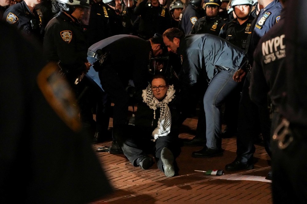 ABD öğrenci protestoları: Üniversitesi binasını işgal eden öğrencilere polis müdahalesi - 7