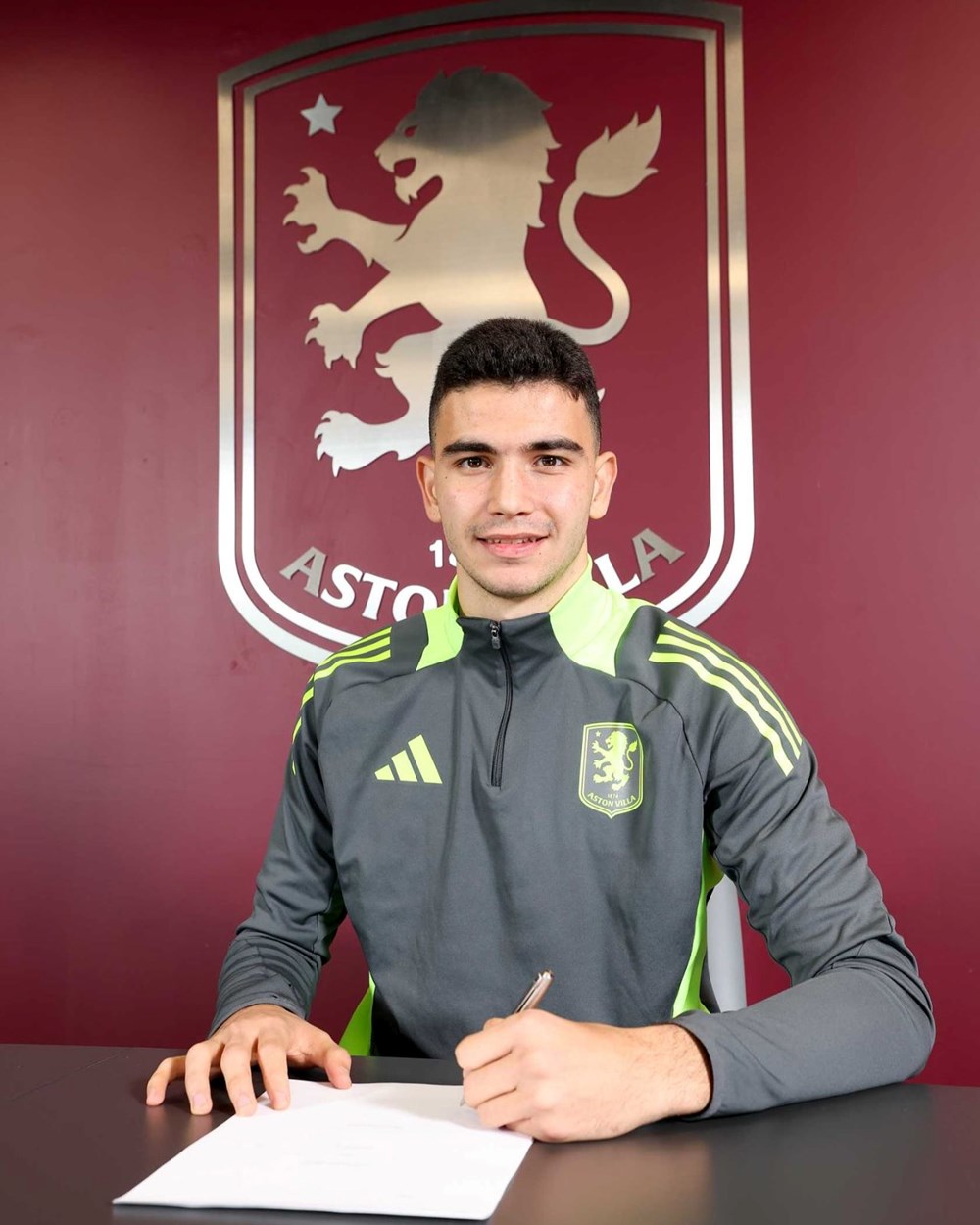 18 yaşındaki milli yıldız Yasin Özcan, Aston Villa'ya imzayı attı - 3