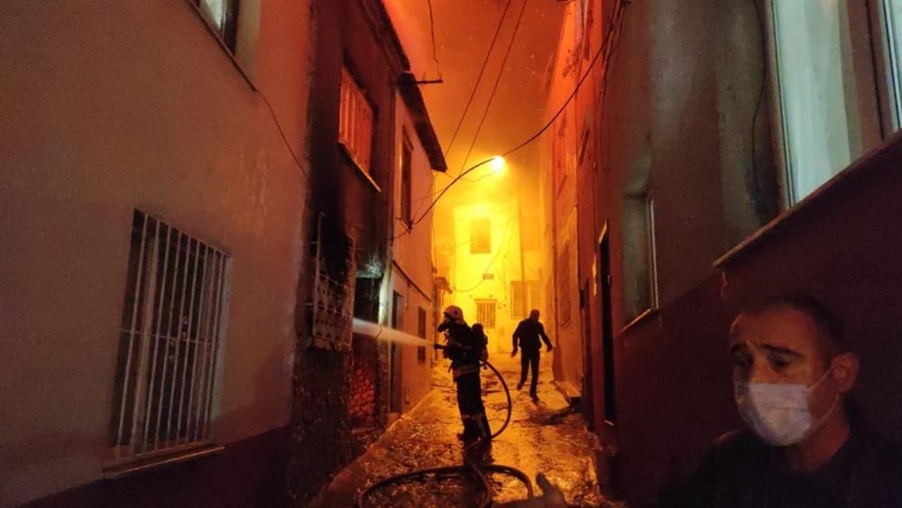 Kuşadası�nda yangın Koruma altındaki iki ev kül oldu NTV