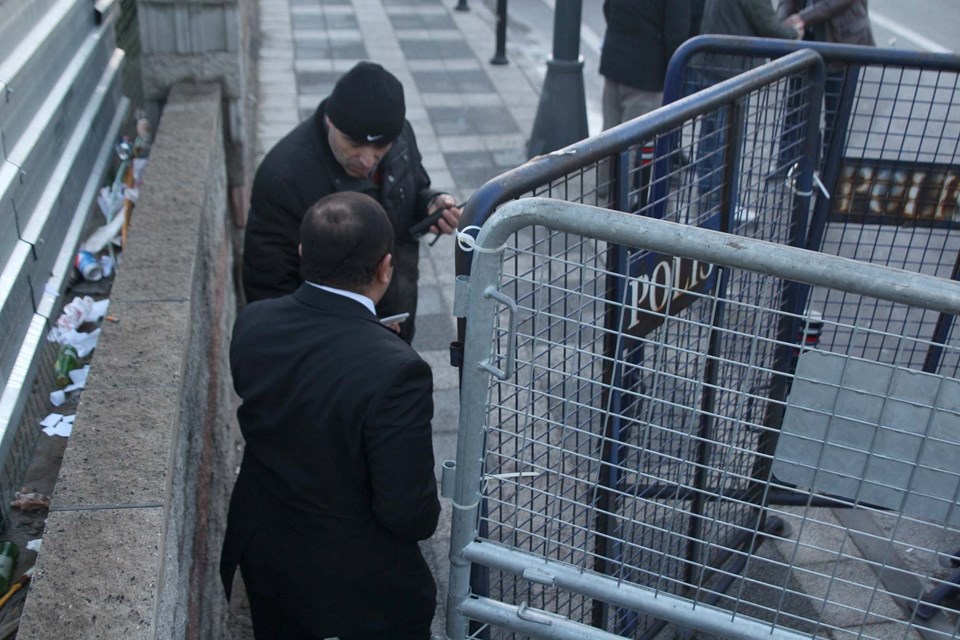 Bank Asya çalışanları polislere kimlik göstererek içeri girdi - 3