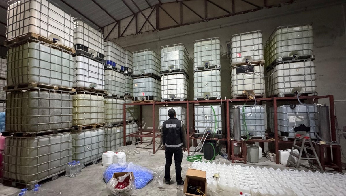 Antalya’da kaçak içki fabrikası! 14 şüpheli gözaltına alındı Antalya’da kaçak içki fabrikası! 14 şüpheli gözaltına alındı