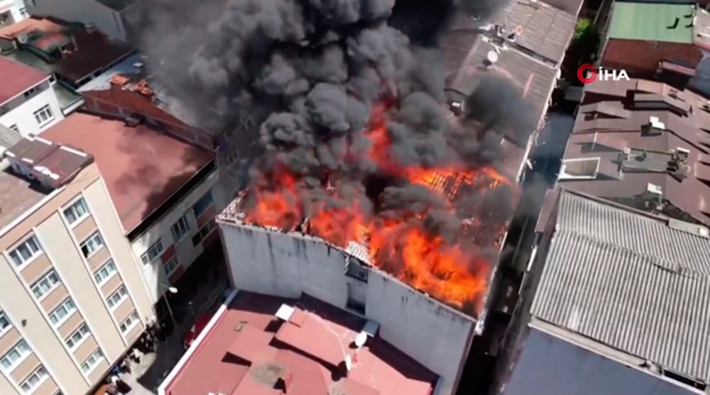 Küçükçekmece'de yangın paniği: Alevler çatıyı sardı 72 tXflFHHzMUORFX8IjEtqvA