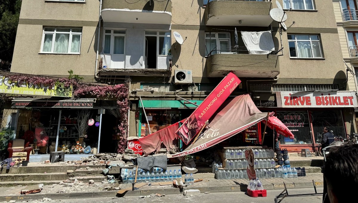 İstanbul'da 5 katlı binada balkon çöktü İstanbul'da 5 katlı binada balkon çöktü