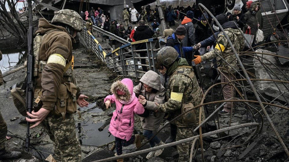 Rus güçleri Ukrayna'nın Mariupol kentinde sığınak olarak kullanılan bir okulu vurdu.