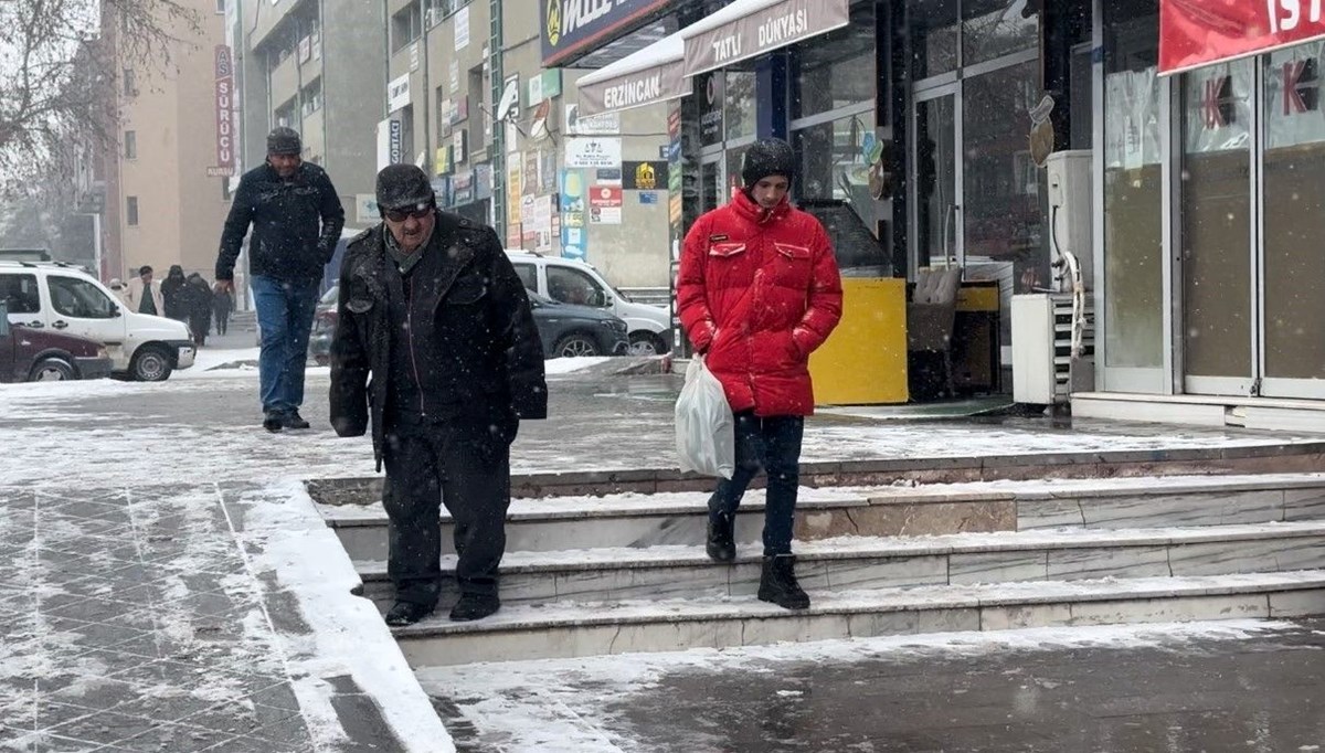 Erzincan’da vatandaşın buz ile imtihanı gülümsetti