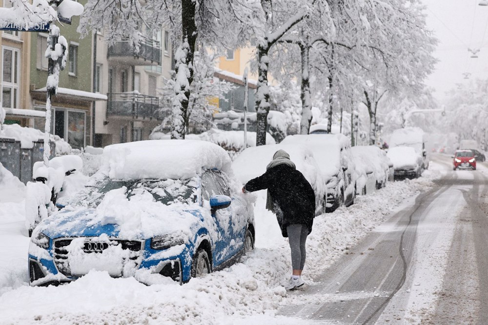 Almanya'da kar esareti: Uçuşlar iptal edildi, tren ve otobüsler çalışmadı - 16