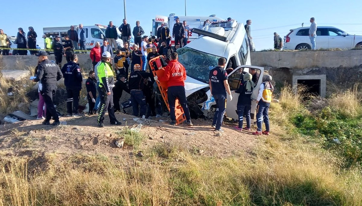 İşçi servisiyle kamyonet çarpıştı: 2 ölü, 19 yaralı İşçi servisiyle kamyonet çarpıştı: 2 ölü, 19 yaralı