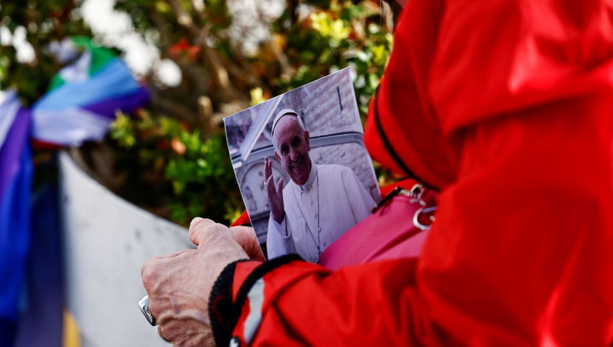 Papa Franciscus, hastane önündekileri selamlayacak