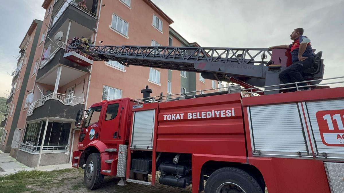 Mahsur kalanlar, itfaiye merdiveniyle kurtarıldı. Mahsur kalanlar, itfaiye merdiveniyle kurtarıldı.